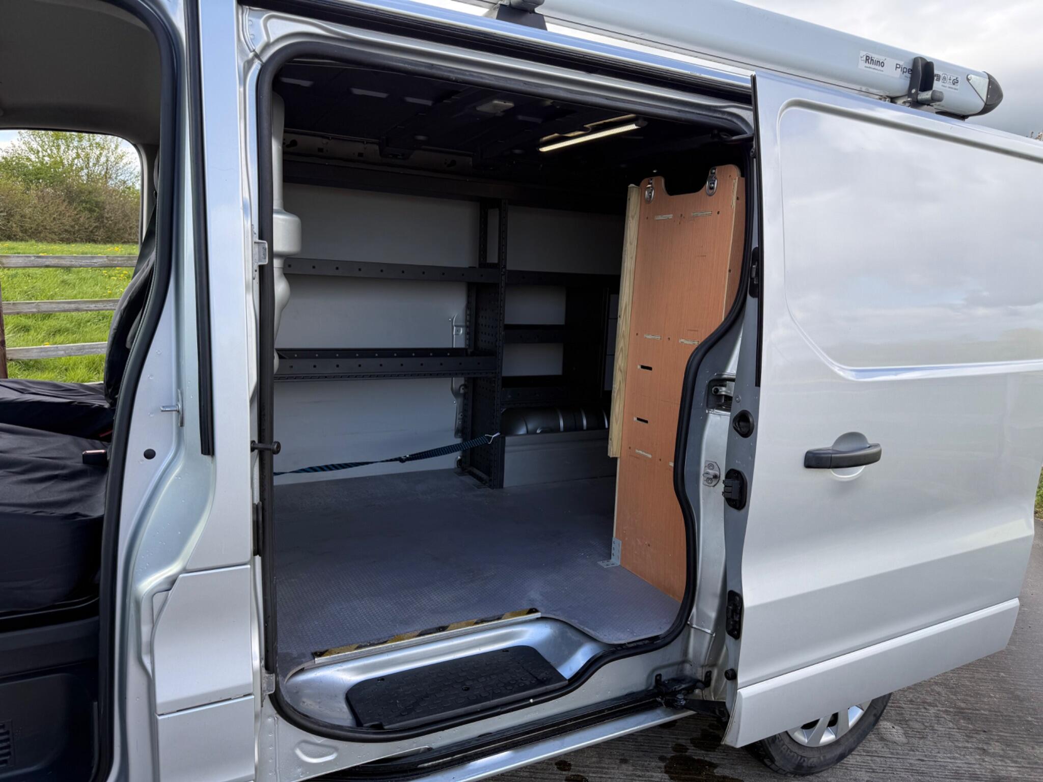 Vauxhall Vivaro 1.6 CDTi 2900 BiTurbo Sportive L1 H1 Euro 6 (s/s) 5dr — photo 94 of 98